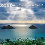 海の上の空から太陽の後光が差している写真